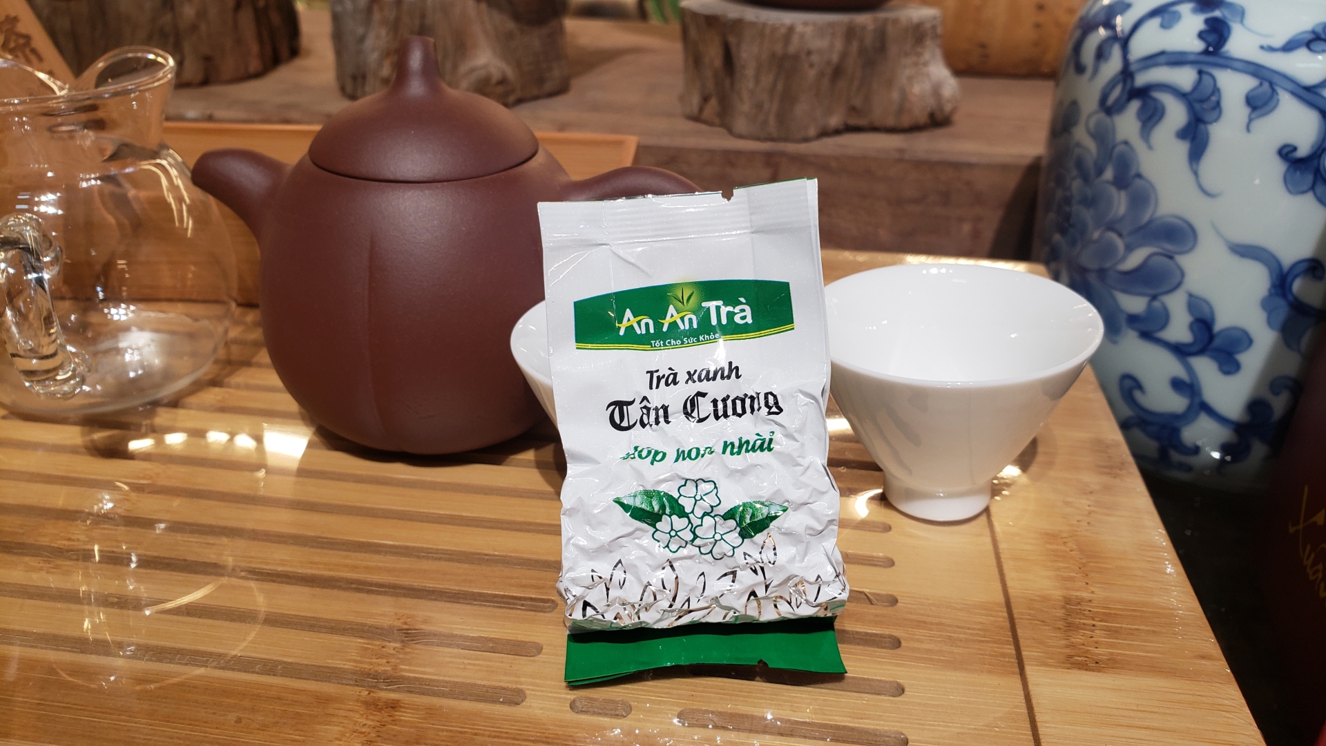Trà xanh Tân Cương ướp hoa Nhài, đóng gói 10gr, đựng trong hộp thiếc 250gr