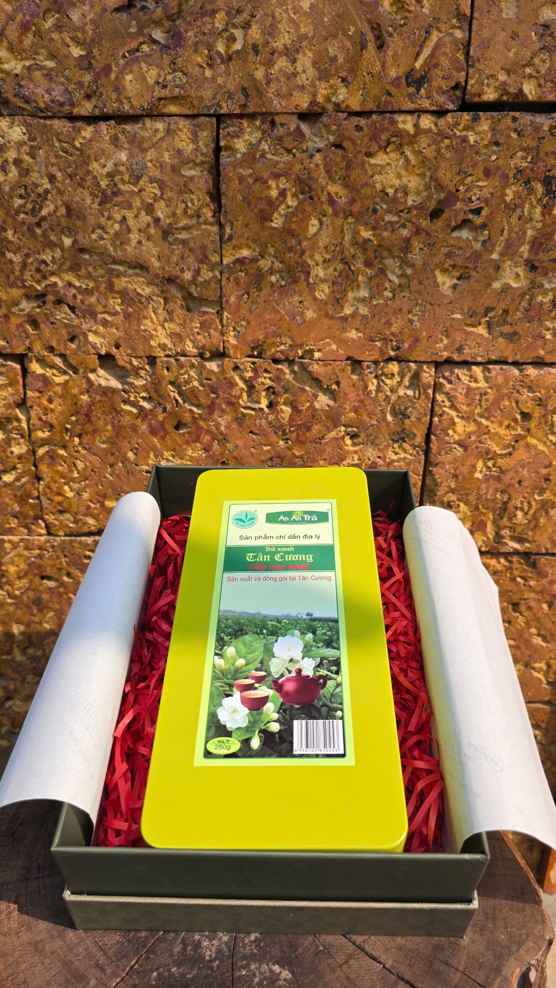 Trà xanh Tân Cương ướp hoa Nhài, đóng gói 10gr, đựng trong hộp thiếc 250gr