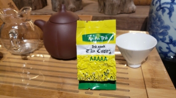 Trà xanh Tân Cương Thái Nguyên 5A đóng gói 10gr, đựng trong hộp nhựa 250gr(25 gói 10gr)